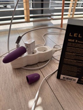 Lelo MIA 3 Pucker Up Purple