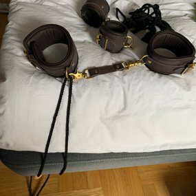 Coco de Mer skórzane kajdanki na nadgarstki S/M