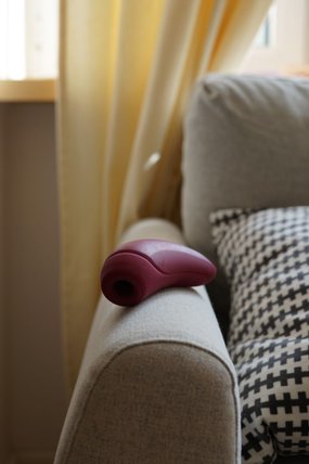 Satisfyer Curvy 1+ bezdotykowy stymulator łechtaczki sterowany aplikacją