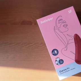 Satisfyer Curvy 1+ bezdotykowy stymulator łechtaczki sterowany aplikacją