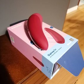 Satisfyer Curvy 1+ bezdotykowy stymulator łechtaczki sterowany aplikacją