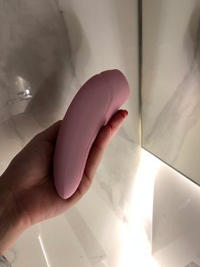 Satisfyer Curvy 2+ bezdotykowy stymulator łechtaczki sterowany aplikacją