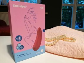 Satisfyer Curvy 1+ bezdotykowy stymulator łechtaczki sterowany aplikacją