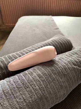 Satisfyer Curvy 2+ bezdotykowy stymulator łechtaczki sterowany aplikacją