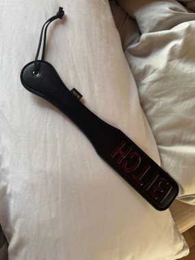 Mr. & Mrs. Akcesorium z napisem BITCH