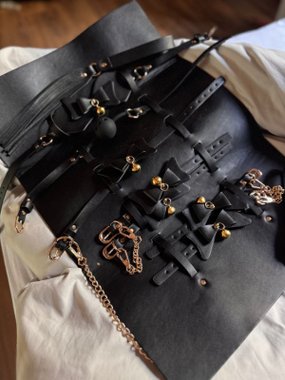 Mr. & Mrs. zestaw akcesoriów w torbie z kokardkami