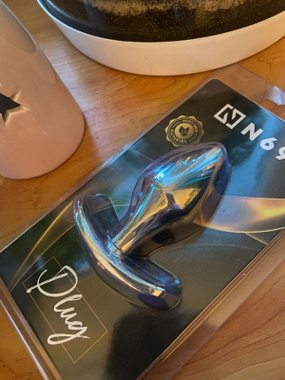 N69 aluminiowy korek srebrny z różowym kryształkiem S