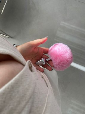 N69 Bunny aluminiowy ozdobny z puszystym ogonkiem różowy