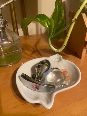 N69 aluminiowy korek srebrny z różowym kryształkiem S