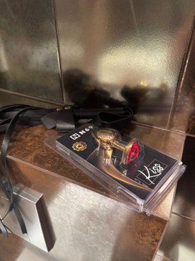 N69 Kiss aluminiowy korek ozdobny z kryształkiem czerwony S