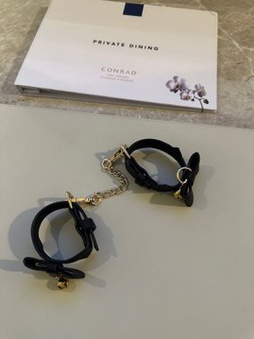 Mr. & Mrs. ozdobne kajdanki z kokardkami czarne