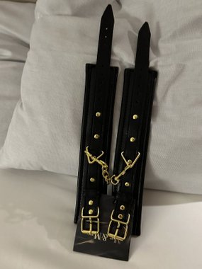 Mr. & Mrs. Regulowane kajdanki na kostki czarne