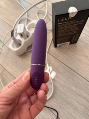 Lelo MIA 3 Pucker Up Purple
