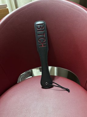 Mr. & Mrs. Akcesorium z napisem BITCH