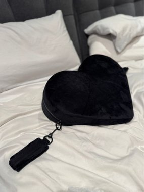 Mr. & Mrs. Poduszka pozycjonująca serce czarna