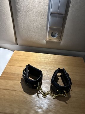 Mr. & Mrs. Regulowane kajdanki na kostki czarne