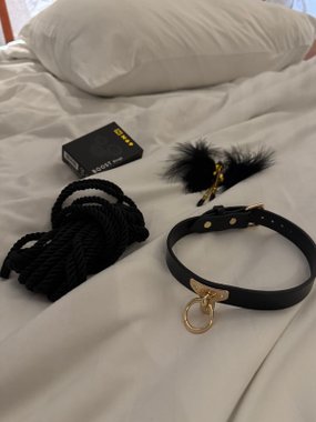 Mr. & Mrs. choker czarny z o-ringiem i złotymi detalami