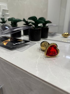 N69 Kiss aluminiowy korek ozdobny z kryształkiem czerwony S