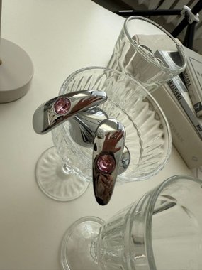 N69 aluminiowy korek srebrny z różowym kryształkiem S