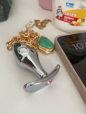 N69 aluminiowy srebrny z różowym kryształkiem M