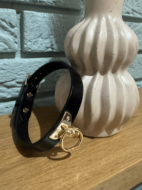 Mr. & Mrs. choker czarny z o-ringiem i złotymi detalami