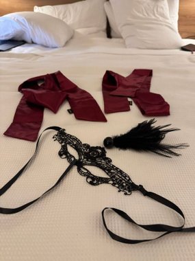 Mr. & Mrs. Koronkowa maska kostiumowa czarna