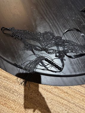 Mr. & Mrs. Koronkowa maska kostiumowa ażurowa czarna