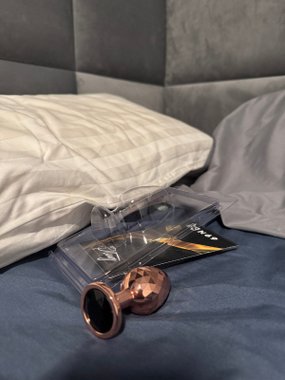 N69 aluminiowy ozdobny z kryształkiem różowe złoto M