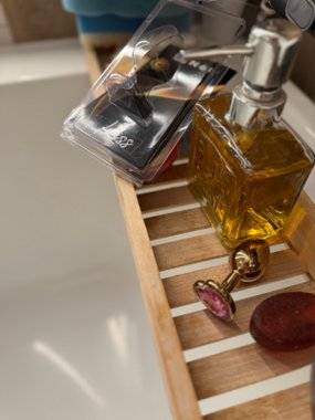 N69 Kiss aluminiowy korek ozdobny z kryształkiem różowy S