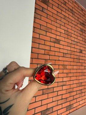 N69 Kiss aluminiowy korek ozdobny z kryształkiem czerwony S