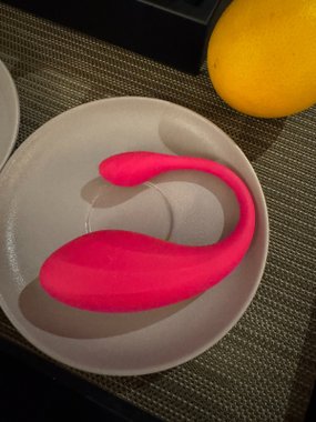 Lovense Lush 3 wibrujące jajko sterowane aplikacją na telefon