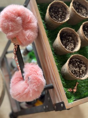 Mr. & Mrs. Pluszowe kajdanki z kluczykami pudrowe