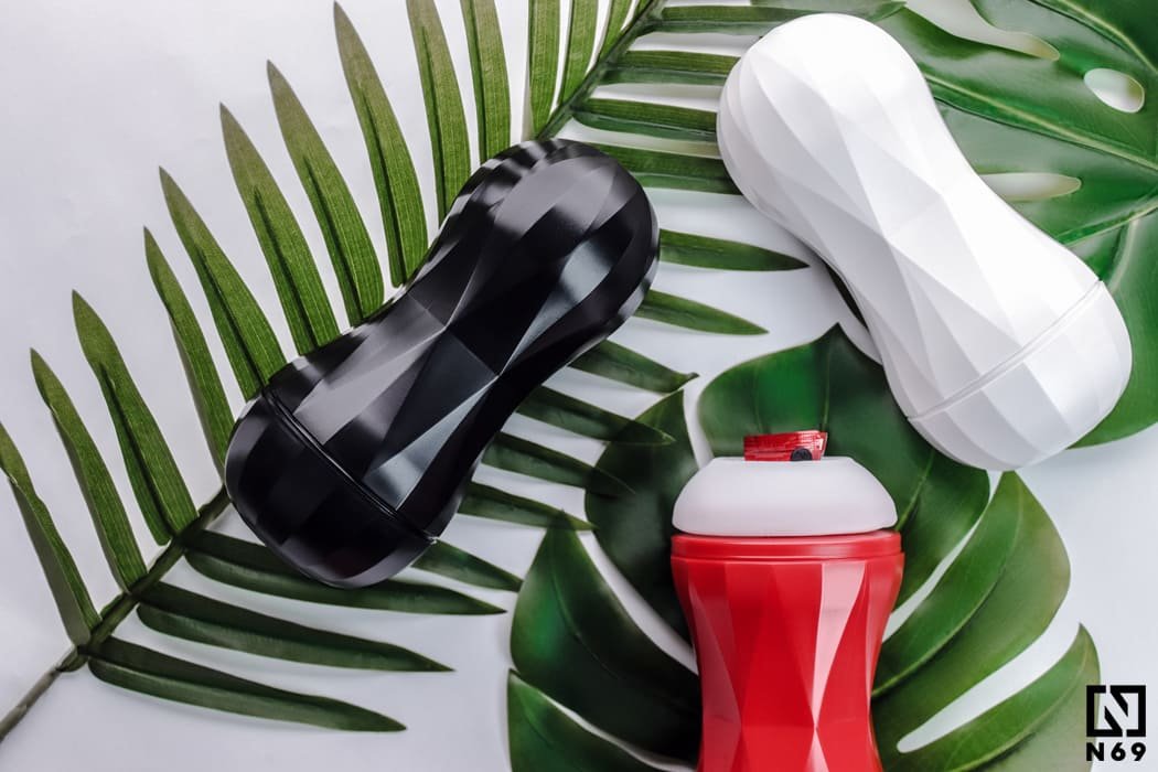 Tenga Air-Tech Squeeze masturbatory w kolorach; biały, czerwony, czarny