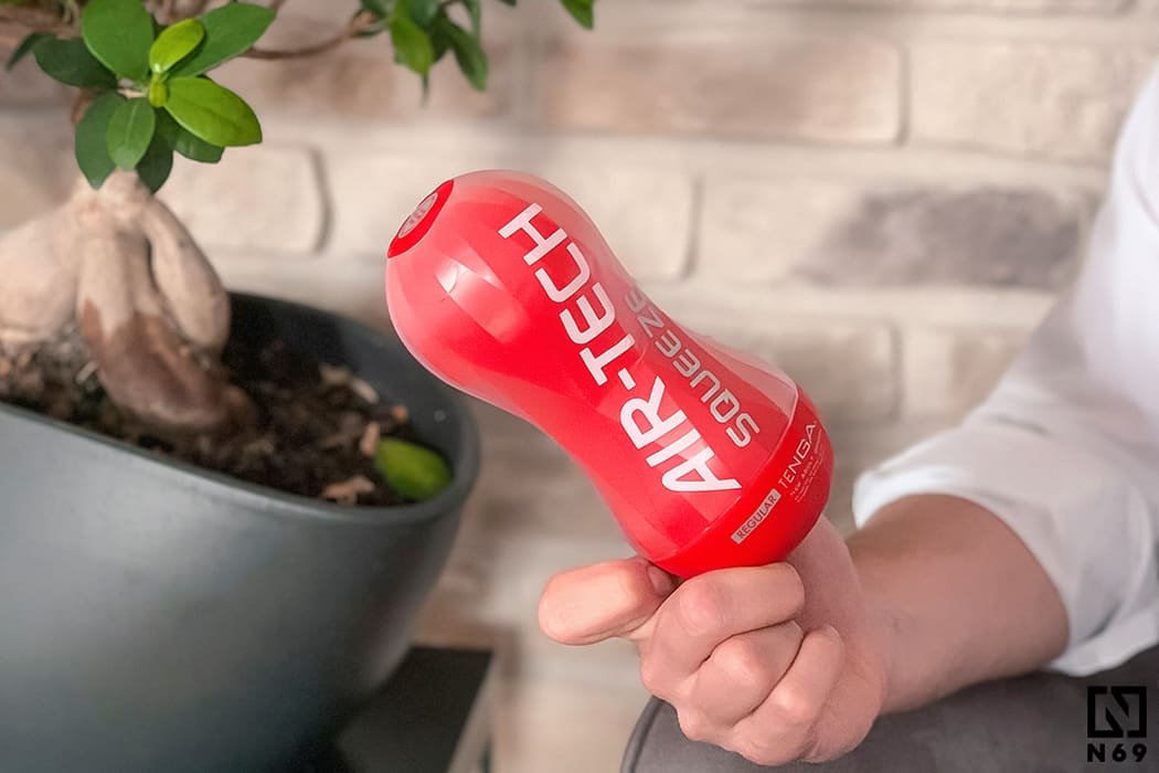 TENGA Air-Tech Squeeze Regular w ręku TENGA-Air-Tech-Squeeze-Regular-w-reku